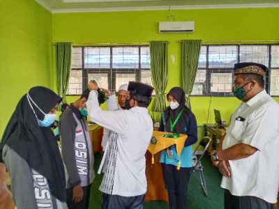 Kasi Penmad Kemenag kota Palangka Raya secara menutup LDK secara simbolis dengan melepas kartu peser