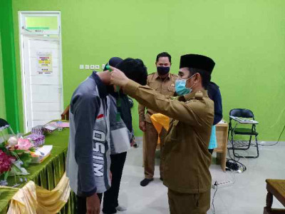 Kepala Kemenag Kota Palangka Raya Membuka LDK MTsN 2 Kota Palangka Raya secara simbolis menyematkan 