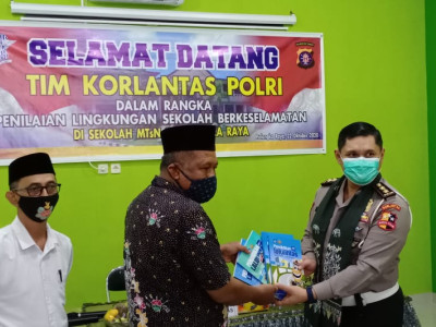 Penyerahan Buku Mapel Tertib Belalu LIntas
