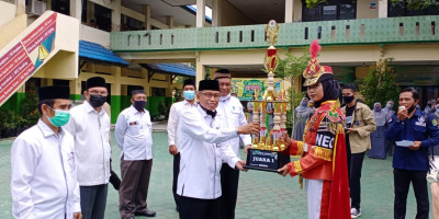 Penyerahan Piala Juara LKBB Tingkat Nasional Oleh Kasi Penmad Kanwil 5-1-2021