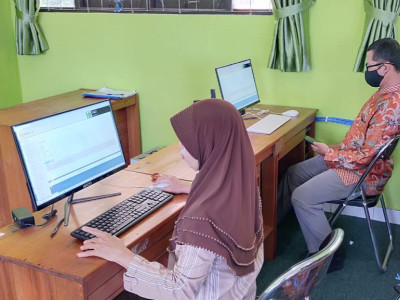 Kepala TU MTsN 2 Palangka Raya, Hj. Siti Mulyani memantau Pelaksanaan simulasi UM BK Tahap 1